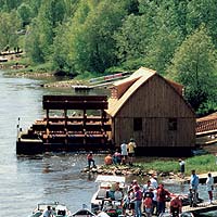Der Schiffskörper mit dem großen Hausschiff (13 Meter lang, vorne 4,40, hinten 5,65 Meter breit) und dem kleineren Wellschiff (Länge 11,60 Meter, vorne 1,25, hinten zwei Meter breit) Der Schiffskörper mit dem großen Hausschiff (13 Meter lang, vorne 4,40, hinten 5,65 Meter breit) und dem kleineren Wellschiff (Länge 11,60 Meter, vorne 1,25, hinten zwei Meter breit)
