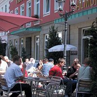 Im Sommer sitzt der Mindener im Freien. Gelegenheiten bieten sich reichlich