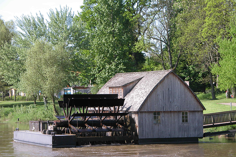 Der Schiffskörper mit dem großen Hausschiff (13 Meter lang, vorne 4,40, hinten 5,65 Meter breit) und dem kleineren Wellschiff (Länge 11,60 Meter, vorne 1,25, hinten zwei Meter breit) schiffmuehle